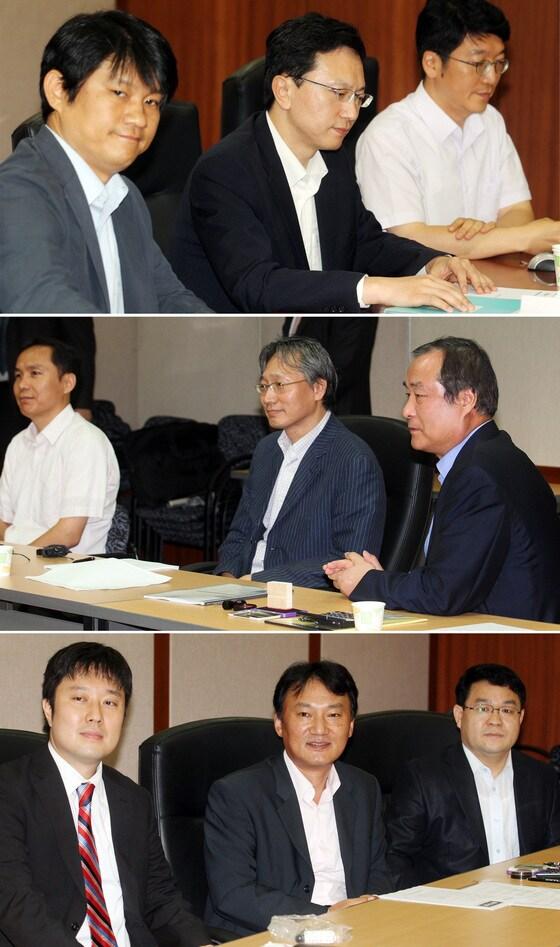 본문 이미지 - 10년전인 2011년8월17일, 최초의 주파수 경매가 열렸던 경기도 성남시 분당구 한국정보통신기술협회에서 이동통신 3사 관계자들이 준비를 하고 있는 모습. 이날 경매로 할당받았던 주파수가 오는 2021년으로 사용기한이 도래하면서 정부는 해당 주파수를 경매없이 재할당하기로 했다. @뉴스1 DB