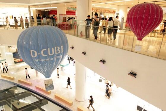 본문 이미지 - 서울 신도림동 디큐브시티 내 디큐브백화점을 찾은 시민들이 쇼핑을 하고 있다. ⓒ News1
