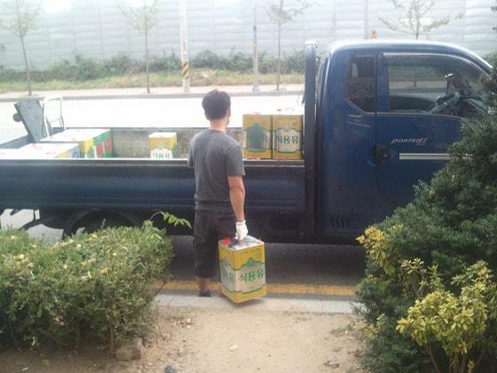 본문 이미지 - 폐식용유 수거업자가 수거한 폐식용유를 1톤 트럭에 싣고 있다© News1