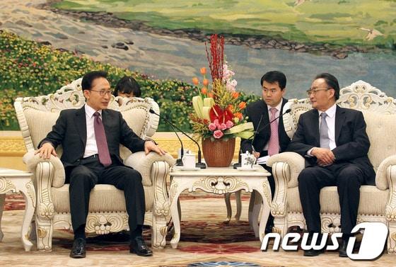 본문 이미지 - 9일 중국을 국빈방문하고 있는 이명박 대통령이 베이징 인민대회당에서 우방궈 전국인민대표대회 상임위원장과이야기를 나누고있다.&#40;청와대 제공&#41;