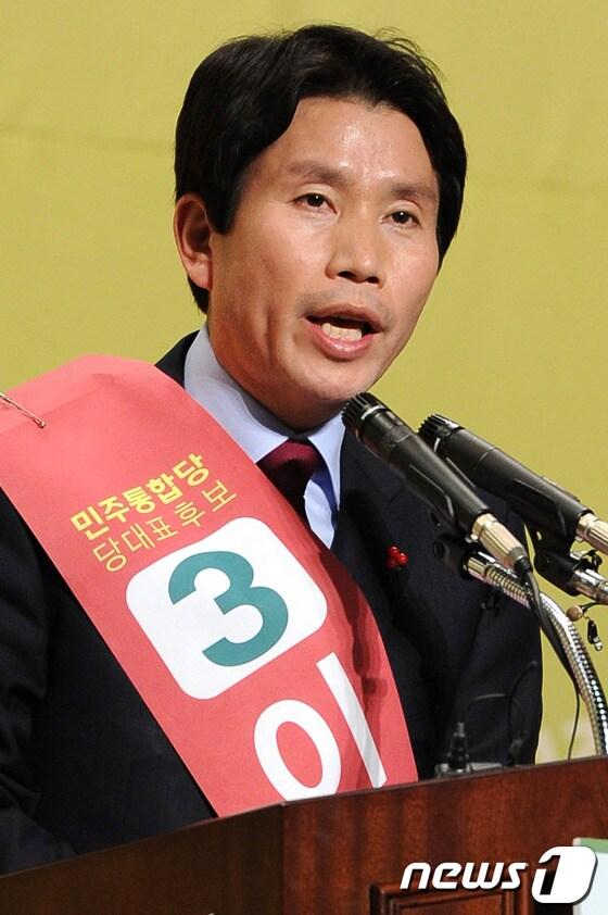 본문 이미지 - 민주통합당 당권주자인 이인영 후보가 12일 오후 경기 수원 아주대학교 체육관에서 열린 당대표 및 최고위원 선출을 위한 합동연설회에 참석해 지지를 호소하고 있다. © News1 이광호 기자