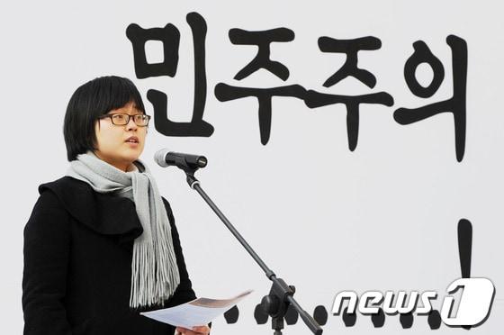 본문 이미지 - 고(故) 박종철 열사 25주기 추도식이 열린 지난 1월14일 오후 서울 남영동 경찰청 인권센터에서 유수진 서울대 사회대 학생회장이 추도사를 하고 있다. © News1 이정선 인턴기자