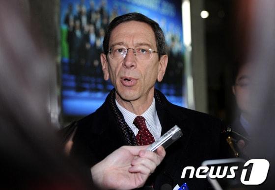 본문 이미지 - 로버트 아인혼 미국 국무부 대북·대이란 제재 조정관이 17일 오전 서울 도렴동 외교부에서 김재신 외교부 차관보와 면담을 마치고 떠나기 전 기자들과 인터뷰를 하고 있다. © News1 박철중 기자