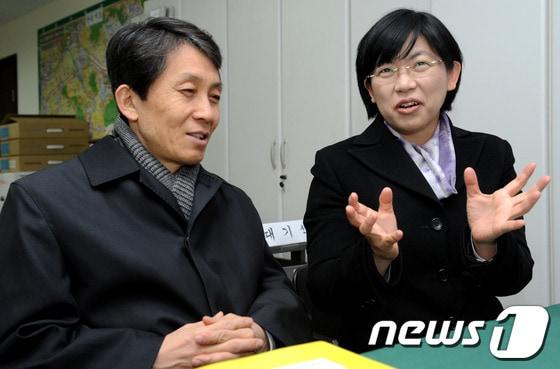 본문 이미지 - 이정희 진보통합당 공동대표가 지난 3월 초 서울 관악구선거관리위원회에서 4월11일 치러지는 총선 관악(을) 예비후보 등록을 하며 함께 온 남편 심재환 변호사와 얘기를 나누고 있다. © News1 박정호 기자