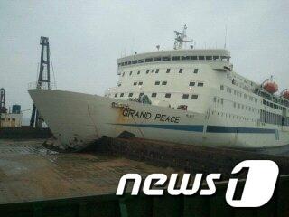 본문 이미지 - 인천 울도 해역에서 모래선과 충돌한 그랜드피스호© 해양경찰청제공 