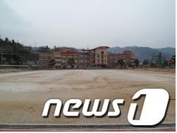 본문 이미지 - 석면이 검출된 감람석 파쇄토 대신 마사토 모래로 새로 조성된 하동초등학교 운동장 모습. /사진제공=하동초 © News1