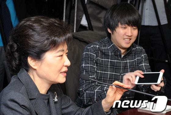 본문 이미지 - 2012년 1월 2일 서울 여의도 한나라당사에서 열린 신년 첫 비상대책위원회 회의에서 박근혜 위원장이 모두발언하는 동안 이준석위원이 스마트 폰을 꺼내 들고 있다. ⓒ 뉴스1 DB