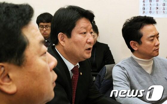 본문 이미지 - 권영진 한나라당 의원(가운데). © News1 이종덕 기자