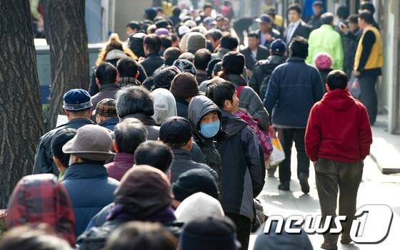 본문 이미지 - 서울역 주변에서 노숙인들이 점심을 먹기위해 긴줄을 서 있다. © News1 이명근 기자