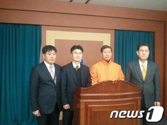 본문 이미지 - © News1  사진 왼쪽부터 고찬석 시의원, 김배곤 예비후보(통합진보당), 윤승룡.정원섭 예비후보(민주통합당)