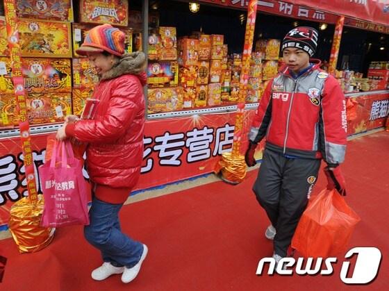 본문 이미지 - 중국 최대 명절인 춘제를 맞아 폭죽을 구매한 사람들. © AFP=News1 