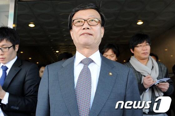 본문 이미지 -  새누리당 윤진식 의원. © News1 이광호 기자