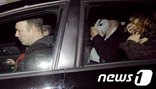 본문 이미지 - PIP 설립자인 장 클로드 마스(오른쪽 두번째)가 26일(현지시간) 경찰에 체포됐다. © AFP=News1 