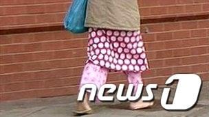본문 이미지 - 파자마 차림으로 외출중인 여성. 출처=BBC © News1