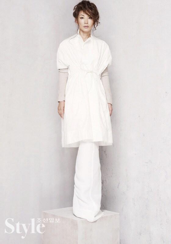 본문 이미지 - 웨딩드레스를 연출한 '꼼데가르송' 화이트 드레스.(사진=스타일) © News1 이명현 인턴기자