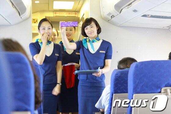 본문 이미지 - 에어부산이 올 3월부터 부산-칭다오 노선에 취항, 중국 본토에 본격 진출한다. 사진은 기내 서비스 장면.
