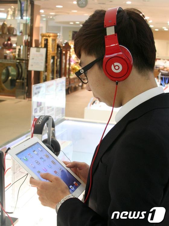 본문 이미지 - 일명 박태환헤드폰으로 불리는 비츠 헤드셋© News1