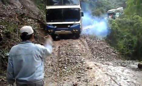 본문 이미지 - 한 남성이 버스를 향해 수신호를 하고 있다.© 출저=데일리메일