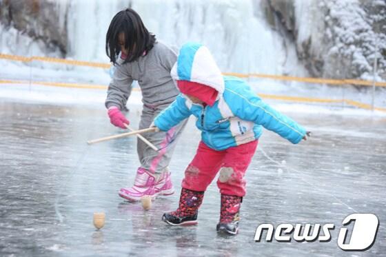 본문 이미지 - 지난 7일부터 경북 안동시 길안면 한절골에서 열리고 있는 얼음축제에 많은 인파가 몰리면서 가족단위 겨울놀이장으로 안성맞춤이라는 호평을 받고 있다.(안동시청) ⓒ News1