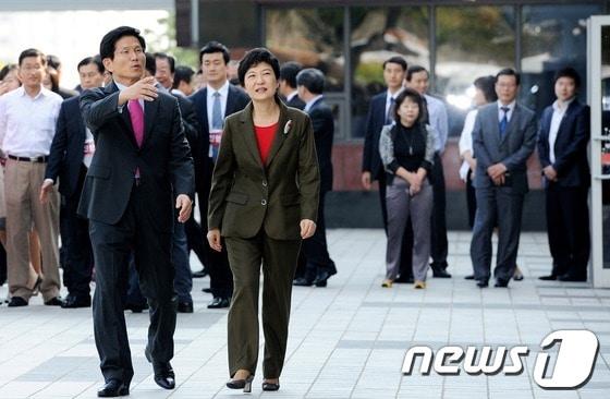 본문 이미지 - 박근혜 새누리당 대선 후보가 김문수 경기지사가 10일 오후 경기도 수원시 경기도청에서 회동을 가진 뒤 나란히 걸으며 대화를 나누고 있다. 2012.10.10/뉴스1 © News1 오대일 기자