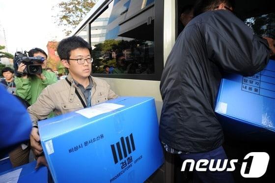 본문 이미지 - 서울중앙지검의 정부합동 의약품 리베이트 전담수사반이 지난해 10월10일 동아제약 본사에서 압수수색을 마친 뒤 증거품 박스 를 이송하고 있다.  © News1 이명근 기자