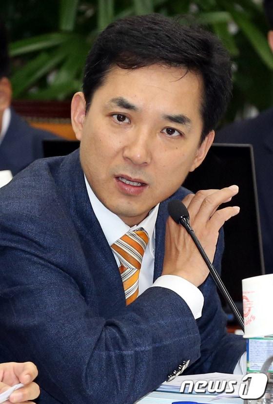 본문 이미지 - 새누리당 박민식 의원이 11일 오전 국회에서 열린 정무위원회 공정거래위원회 등에 대한 국정감사에서 김동수 공정거래위원장에게 질의하고있다.2012.10.11/뉴스1 © News1 이광호 기자