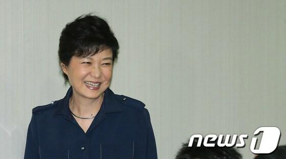 본문 이미지 - 박근혜 새누리당 대통령후보가 지난 11일 서울 여의도 당사에서 열린 중앙선대위 직능총괄본부 발대식에 참석해 활짝 웃고 있다. 2012.10.11/뉴스1 © News1 이종덕 기자