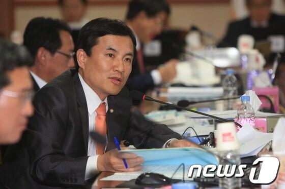 본문 이미지 - 새누리당 김진태 의원.2012.10.11/뉴스1 © News1 김태성 기자