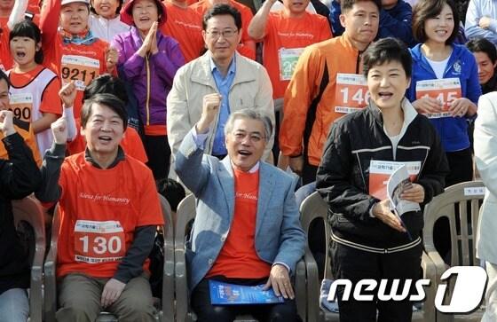 본문 이미지 - 안철수(왼쪽부터), 문재인, 박근혜 대선후보가 13일 오전 서울 상암동 월드컵 공원에서 열린 과학기술나눔 마라톤 축제에 함께 참석하고 있다. 2012.10.13/뉴스1 © News1 이명근 기자