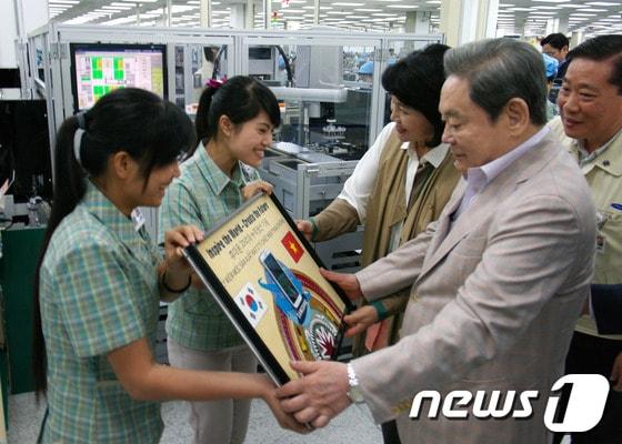 본문 이미지 - 이건희 회장이 지난 10월13일 베트남 하노이시 삼성전자 법인을 방문해 &#39;휴대폰 20억대 누적생산 기념패&#39;를 받고 있다. © News1   