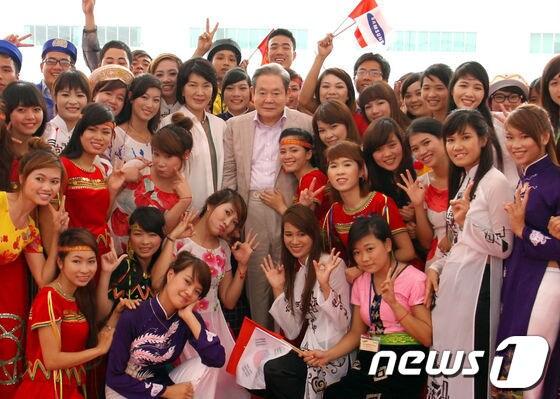 본문 이미지 - 베트남 하노이시 삼성전자 법인을 방문한 이건희 회장이 현지 임직원 동호회의 민속공연을 관람한 후 기념촬영하고 있다. © News1 