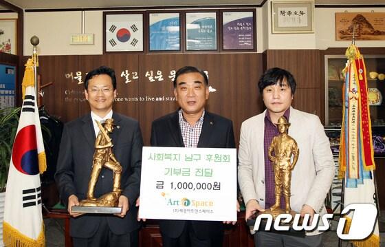 본문 이미지 - 12일 장생포 고래생테체험관 앞에 설치된 '로이 앤드류스&인디아나존스 포토존' 제작업체인 아트인스페이스 대표이자 조각가인 왕광현씨가 남구청을 방문, 제작비 일부인 100만원을 불우이웃 돕기 성금으로 김두겸 남구청장에게 전달했다. (울산 남구청 제공) © News1 