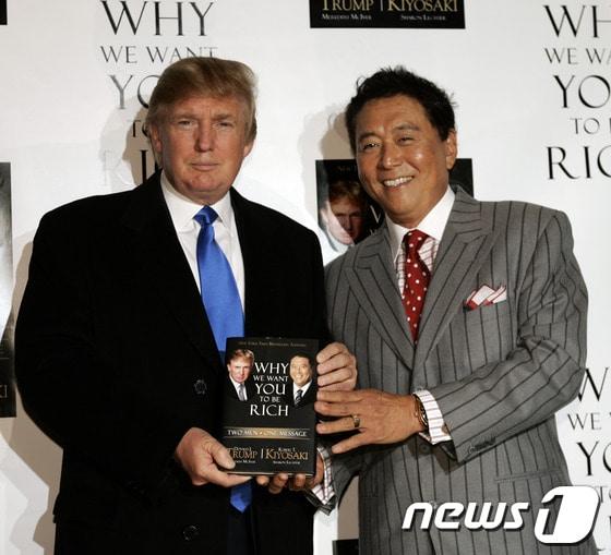 본문 이미지 - 2006년 '왜 우리는 부자가 되길 원하는가'공동집필 당시 도널드 트럼프(좌)와 로버트 기요사키(우)