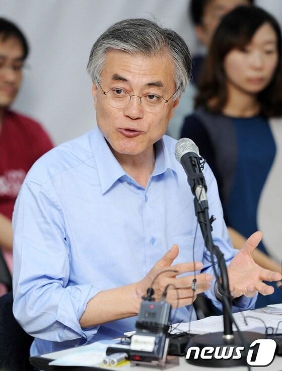 본문 이미지 - 민주통합당 문재인 대선 후보가 14일 오후 서울 은평구 평생학습관에서 열린 임산부들과의 &#39;타운홀 미팅&#39;에서 자신의 보육정책을 설명하고 있다. 문 후보는 임산부와 산모 등 30여 명을 만나 출산으로 인한 사회생활 단절 등의 어려움을 듣고 보육, 육아 정책의 중요성을 강조했다. 2012.10.14/뉴스1 © News1 오대일 기자