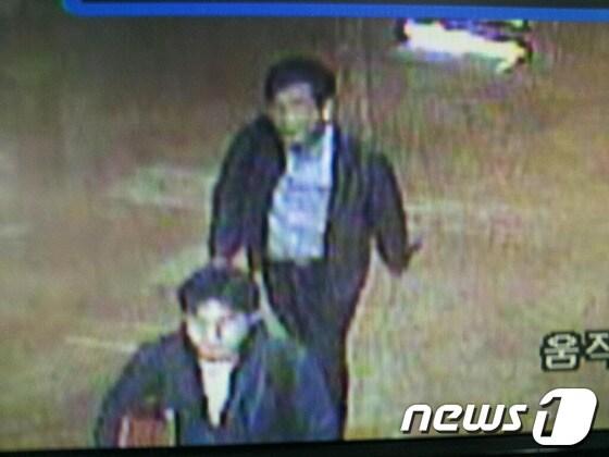 본문 이미지 - 서울 세종로 정부중앙청사 교육과학기술부 사무실이 14일 오후 위조 신분증을 지참한 60대 남성에 의해 화재가 발생했다. 이 남성은 방화 후 18층에서 투신해 병원으로 옮겼으나 사망했다. 사진은 청사 후문출입구 CCTV에 잡힌 김 모(뒤)씨의 모습. (서울지방경찰청 제공) 2012.10.14/뉴스1 © News1   