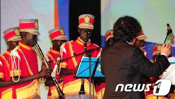 본문 이미지 - 아프리카 남수단 '톤즈 브라스 밴드'가 지난 10월15일 저녁 서울 중구 장충동 신라호텔에서 열린 KOAFEC 장관급회의 만찬에서 공연하고 있다. © News1 이정선 기자