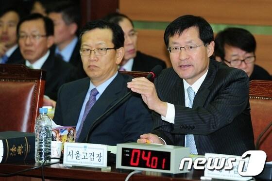 본문 이미지 - 김진태 서울고검장이 16일 오전 서울 서초동 서울고등검찰청에서 열린 국회 법사위 국정감사에서 의원들의 질의에 답하고 있다. © News1 한재호 기자