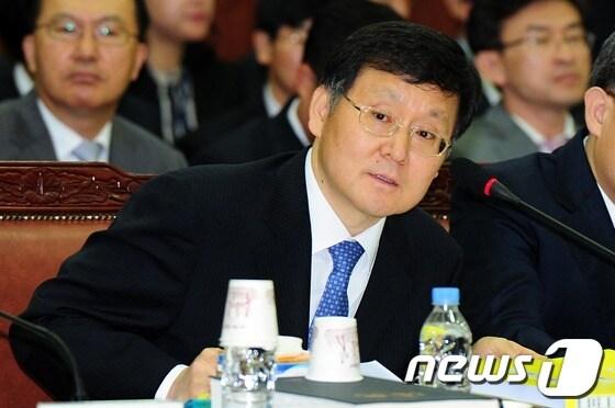 본문 이미지 - 박청수 서울남부지검장이 16일 서울고등검찰청에서 열린 국회 법사위 국정감사에서 질의에 답하고 있다. 2012.10.16/뉴스1 © News1 한재호 기자