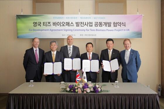 본문 이미지 - 16일열린 ‘영국 Tees Biomass 발전사업’ 공동개발 협약식에서 (왼쪽부터)스콧 와이즈만 주한영국대사와 정해봉 에코프론티어 사장,  벤 엘스워스 MGT Power CEO, 장도수 한국남동발전 사장,  김기범 KDB대우증권 사장,  휴고 스와이어 영국 외교통상부 차관이 기념 촬영을 하고 있다.   © News1