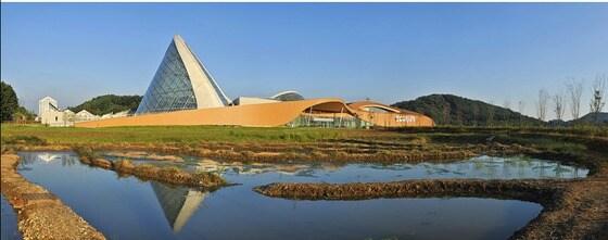 본문 이미지 - 국립생태원 내 조성된 자연습지 뒤로 전시관인 '에코리움'이 보인다. © 국립생태원 제공