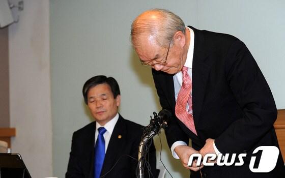 본문 이미지 - 서남표 한국과학기술원(KAIST) 총장이 17일 오전 서울 서머셋팰리스호텔에서 열린 긴급 기자회견에 앞서 고개숙여 인사를 하고 있다. © News1 박지혜 기자