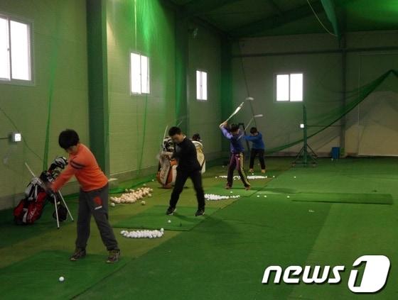 본문 이미지 - 강진베이스볼파크를 찾은 학생들이 골프체험을 하고 있다 /사진제공=강진군© News1 