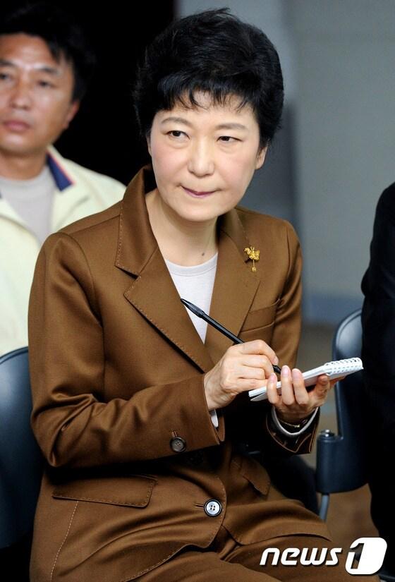 본문 이미지 - 박근혜 새누리당 대선 후보가 17일 제주시 연동 제주웰컴센터에서 열린 관광산업 발전을 위한 제주 관광인과의 간담회에서 건의사항을 수첩에 메모하고 있다. 2012.10.17/뉴스1 © News1 오대일 기자