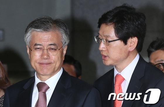 본문 이미지 - 민주당 문재인 의원과 김경수 봉하사업본부장. 2012.10.17/뉴스1 © News1   양동욱 기자