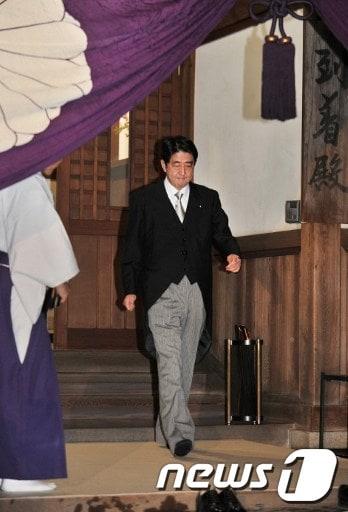 본문 이미지 - 지난해 10월 자민당 총재로서 야스쿠니신사에 참배한 아베 신조  일본 총리 © AFP=News1   