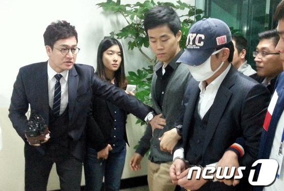 본문 이미지 - 서울 강남구의 한 술집에서 흉기를 휘둘러 가수 김성수씨의 전처를 살해한 혐의로 제갈곤씨가 지난해 10월 17일 서울 강남경찰서로 연행되고 있다. 대법원은 제갈씨에 대해 징역 23년형을 확정했다. © News1 