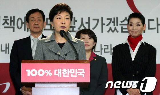 본문 이미지 - 박근혜 대통령이 지난 대선 당시 후보자 신분으로 서울 여의도 당사에서 경제정책을 발표하며 