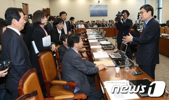 본문 이미지 - 국회 문방위 야당간사인 민주통합당 최재천 의원이 18일 문방위 전체회의장에서 소속 의원들과 의견을 나누고 있다. 국회 문방위는 이날 오전 MBC 최대주주인 방송문화진흥회(방문진)를 상대로 국감을 실시할 계획이었으나 정수장학회 최필립 이사장에 대한 증인 채택문제로 파행을 거듭하고 있다.2012.10.18/뉴스1 © News1 이종덕 기자