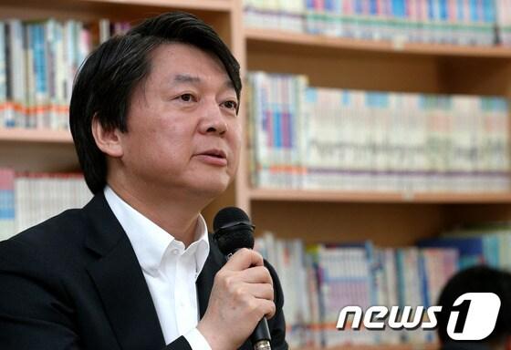 본문 이미지 - 무소속 안철수 대선후보가 18일 오후 강원도 춘천시 후평동 호반초등학교를 방문, 춘천시 초등학교 학부모 및 교사와 간담회를 갖고 있다. 2012.10.18/뉴스1 © News1 박정호 기자