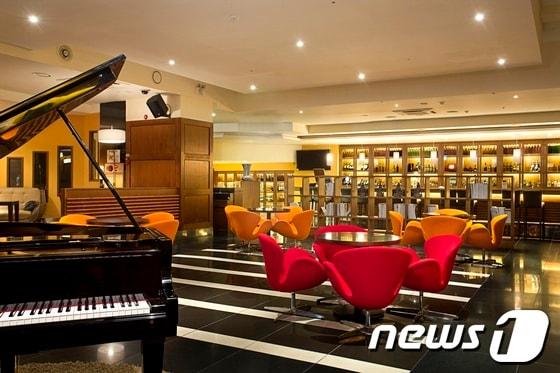 본문 이미지 - 노보텔 앰배서더 부산의 르부숑 바.© News1 